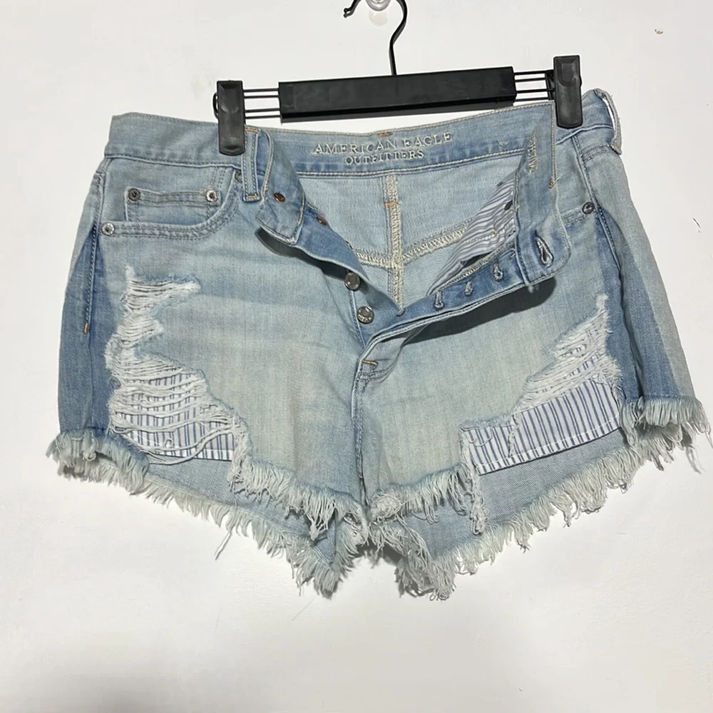 American Eagle Vintage Hi-Rise Festival Light Wash Distressed Denim Shorts 8